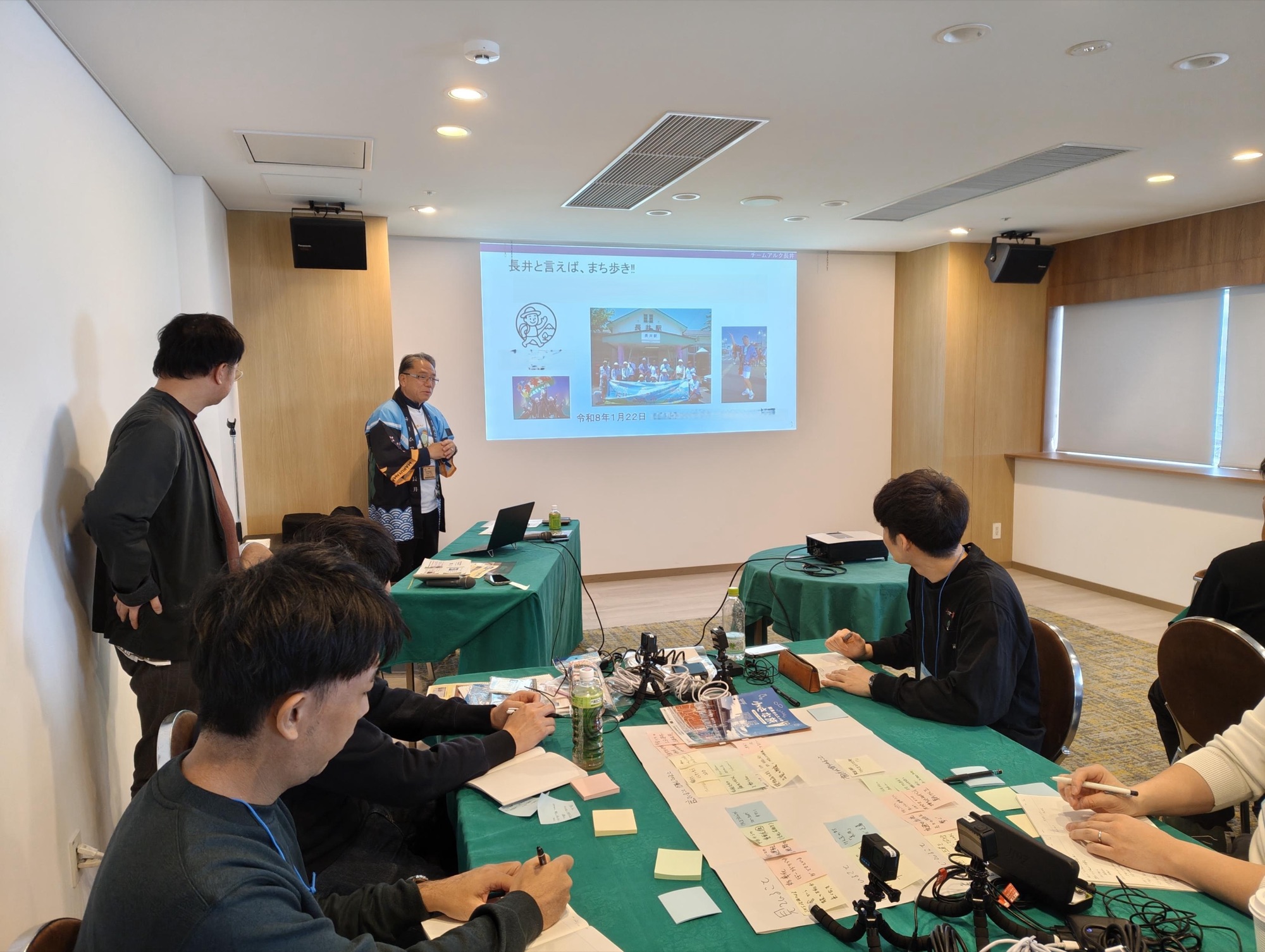 参加者・地域事業者と議論をしている様子