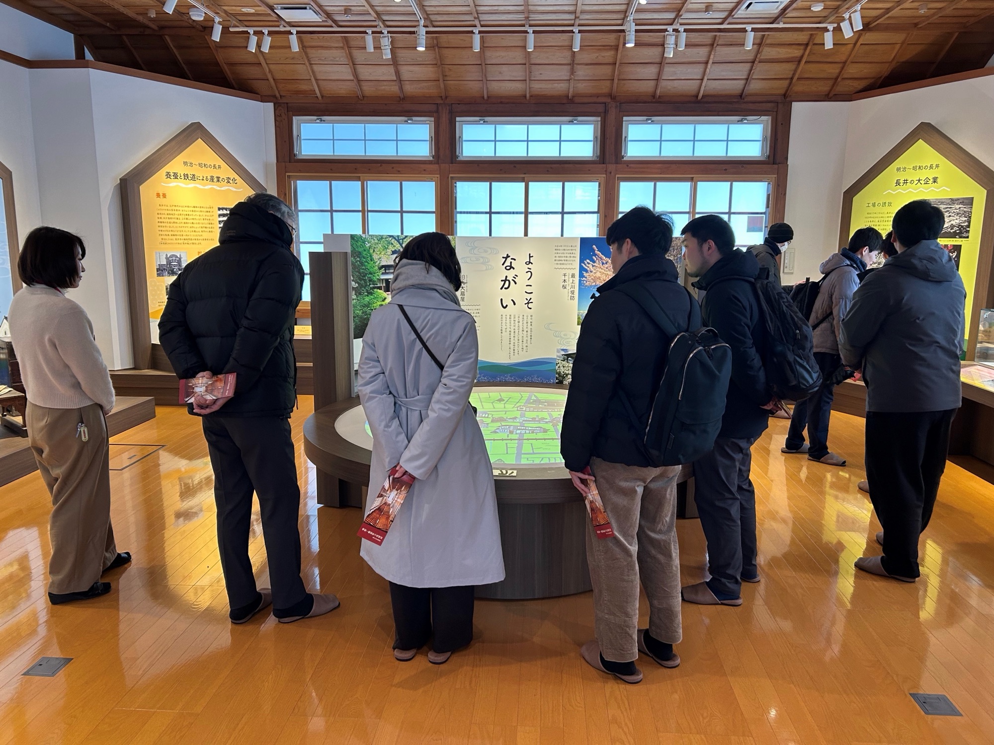 資料展示室(旧長井小学校第一校舎)を視察する参加者